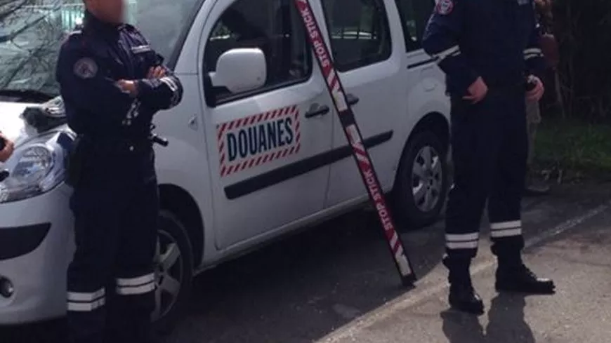 Près de Lyon : plus de 2 kilos de cocaïne découverts dans la roue de secours d’un automobiliste 