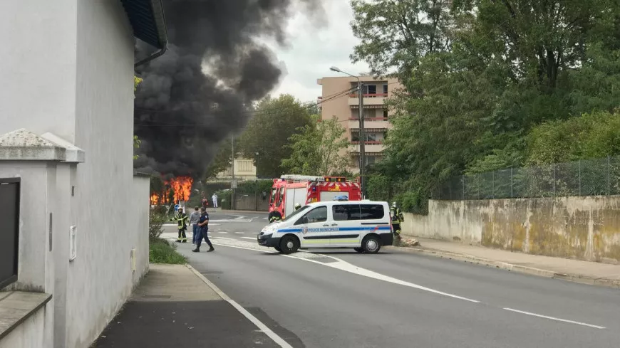 Près de Lyon : un bus TCL entièrement détruit par un incendie, les passagers sains et saufs