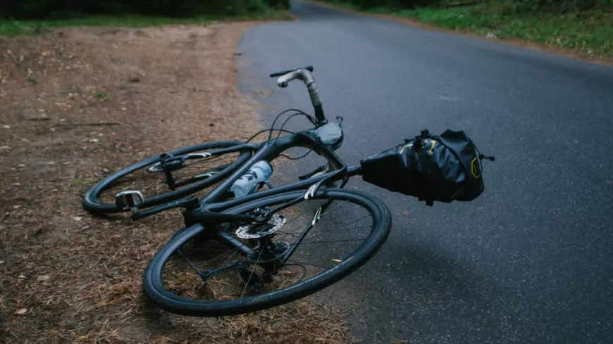 Près de Lyon : un cycliste tente de doubler une voiture, il chute lourdement