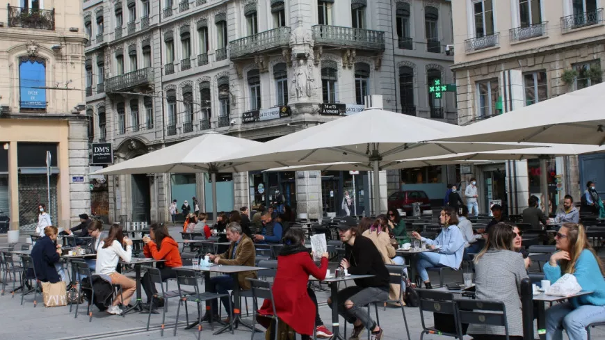 Lyon : il découpait les parasols des cafés de la place des Terreaux