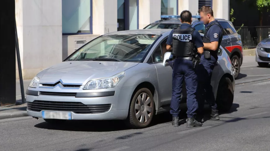 Lyon : il traine un policier resté accroché à la fenêtre de sa voiture