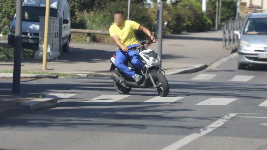 Lyon : à scooter, sans casque et sur une zone piétonne, il blesse un policier puis prend la fuite