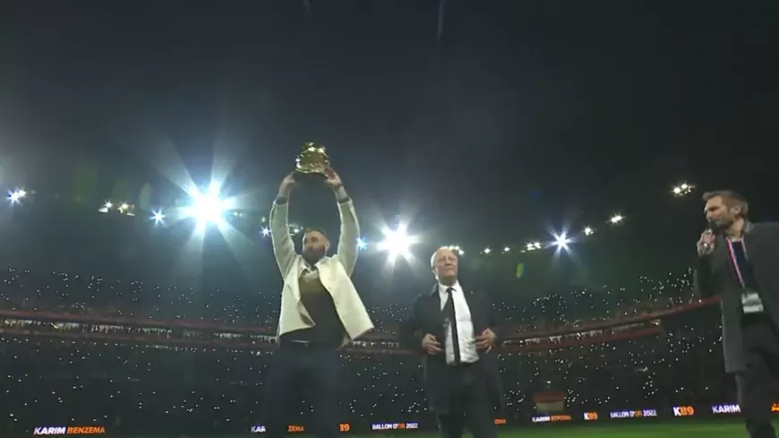 Au Groupama Stadium, Karim Benzema soulève son Ballon d’Or pour les supporters de l’OL