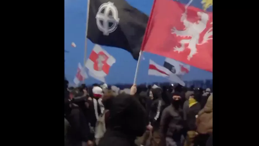 Des drapeaux de Lyon brandis à la marche nationaliste de Varsovie en Pologne