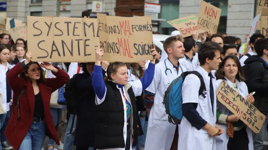 4e année d’internat supplémentaire : plusieurs centaines d’étudiants et internes en médecine ont manifesté à Lyon