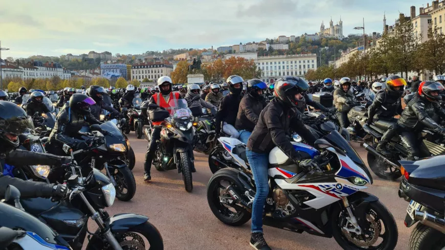 Lyon : des centaines de motards défilent contre le contrôle technique