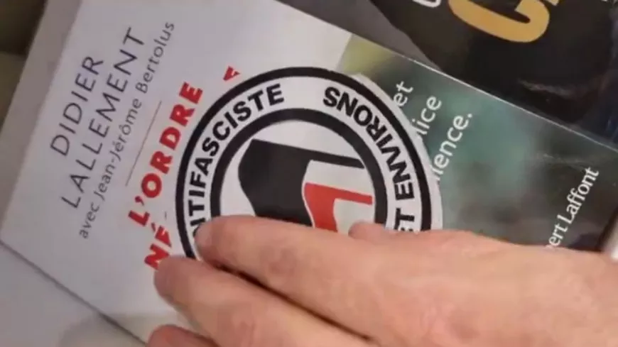 Antifa le jeu retiré de la vente : l'ultra-gauche colle des autocollants à la FNAC Bellecour à Lyon