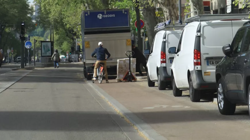 Lyon : les stationnements sur voies cyclables sont trop rarement sanctionnés selon La Ville à Vélo