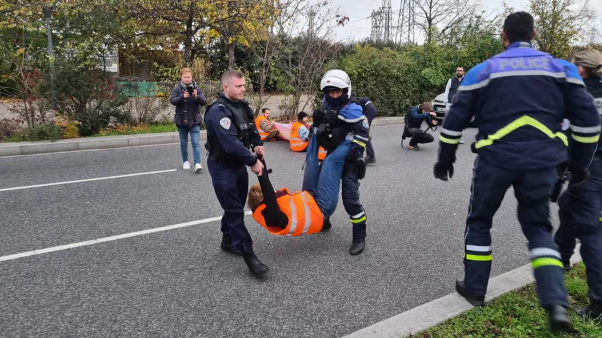 Lyon : les militants de Dernière Rénovation ont bloqué la sortie du périphérique Laurent-Bonnevay à Gerland - VIDEO