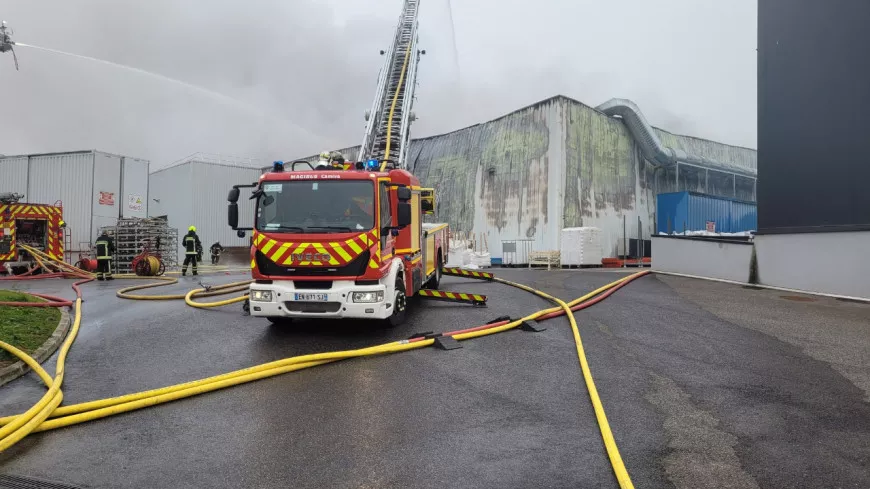 Près de Lyon : un incendie détruit 1200 m2 d'une usine, 90 pompiers mobilisés