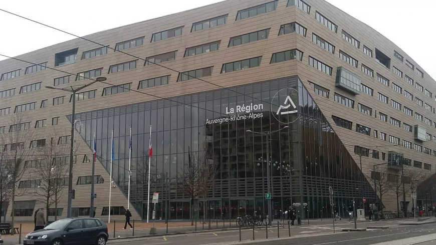 Nouvelle adresse pour l'Hôtel de Région à Lyon : le PS accuse Laurent Wauquiez de vouloir "effacer François Mitterrand de la mémoire collective"