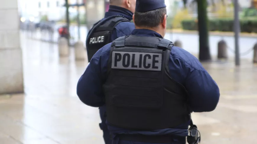 Des milliers d’euros en liquide et 16 téléphones volés : important butin découvert dans un véhicule à Lyon