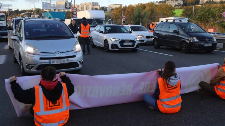 Blocages de routes, peinture, intrusions : "C'est bien de voir des jeunes qui s'engagent" selon le maire de Lyon