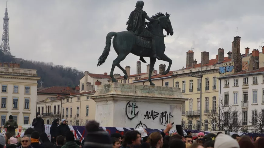 Polémique autour des tags sur la statue de Louis XIV à Lyon : les identitaires s'en mêlent