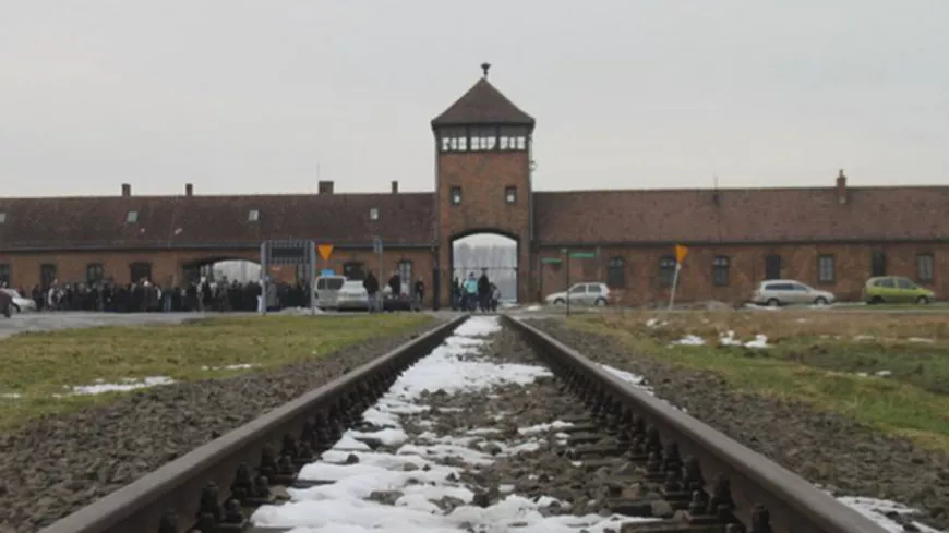Pourquoi la Métropole de Lyon annule le voyage des collégiens à Auschwitz ? L'opposition s'interroge