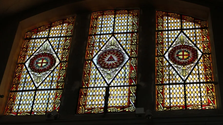 Près de Lyon : les vitraux du Père Ribes bientôt retirés à Charly ?