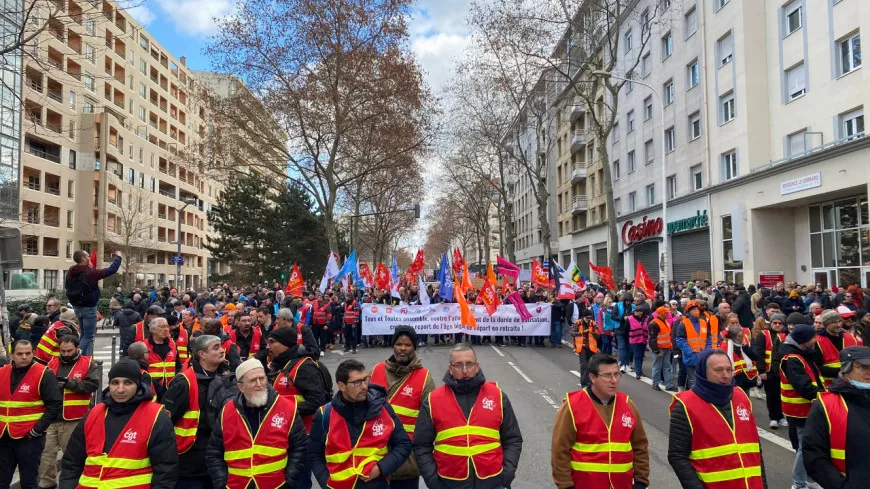 Lyon : entre 25 et 45 000 manifestants contre la réforme des retraites, un drapeau français brûlé
