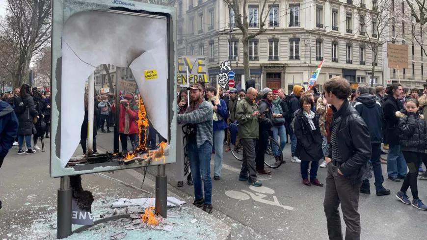 Réforme des retraites : entre 25 000 et 50 000 manifestants à Lyon, de nombreuses dégradations de black blocs sur le parcours