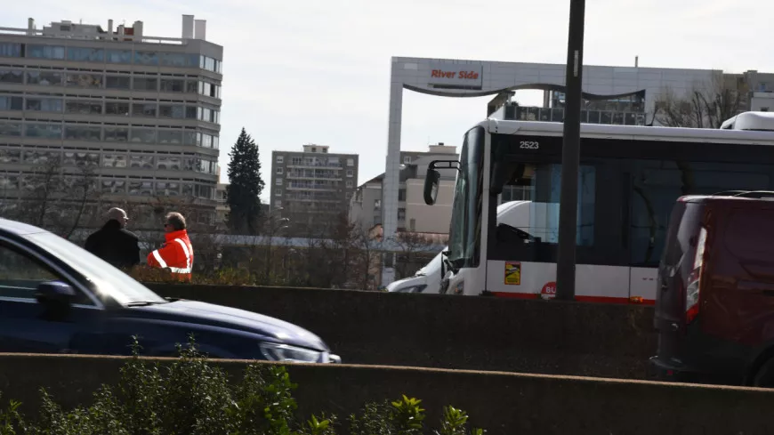 Lyon : il menace un chauffeur TCL avec un couteau pour détourner un bus sur la M7, trois blessés