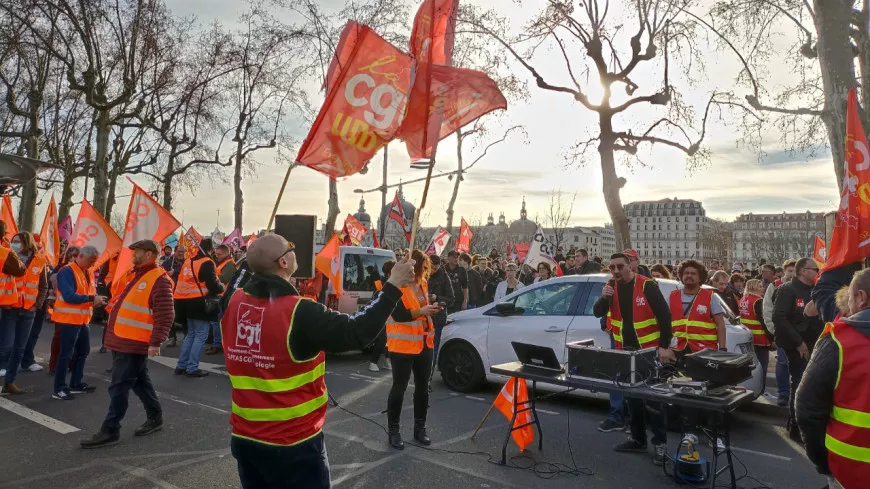 Lyon : manifestation aux portes de la préfecture après le recours au 49.3 pour la réforme des retraites