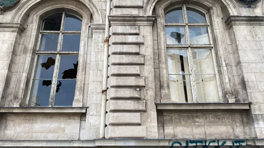 Recours au 49.3 : la manifestation dégénère à Lyon, l’Hôtel de Ville pris pour cible