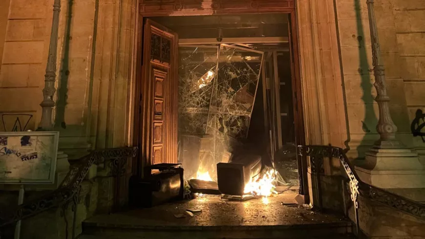 Intrusion et feu dans la mairie du 4e arrondissement de Lyon : les réactions des élus