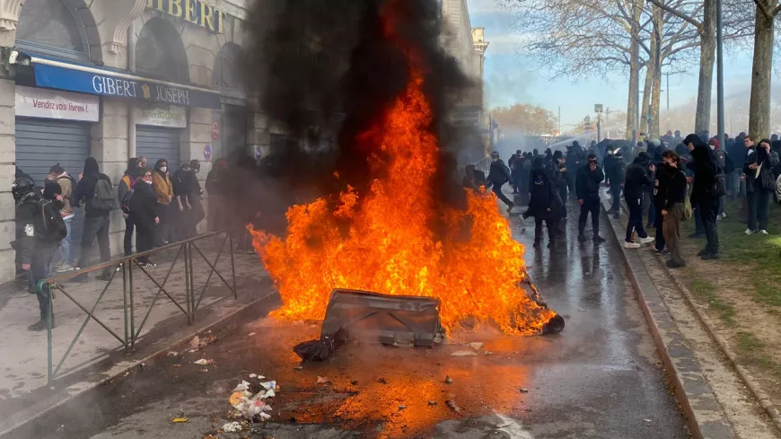 Réforme des retraites : entre 12 500 et 30 000 manifestants à Lyon, un groupe de 1000 casseurs sème le trouble