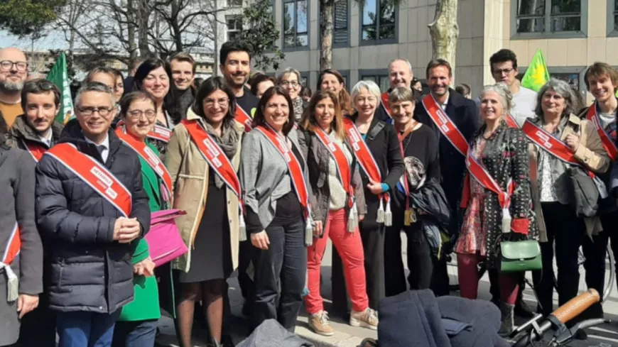 La nouvelle écharpe des élus de la Métropole de Lyon étrennée à la manifestation contre la réforme des retraites