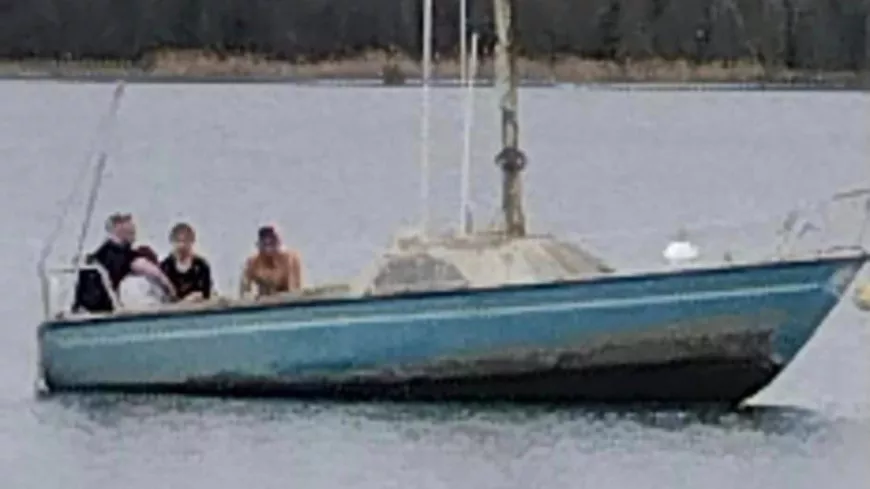 Près de Lyon : deux adolescents sauvés de la noyade après avoir volé un bateau