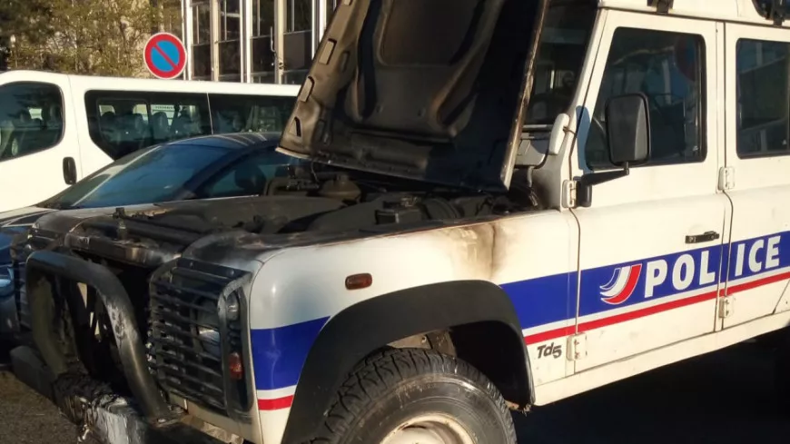 Vénissieux : une voiture de police incendiée au cocktail Molotov sur le parking du commissariat