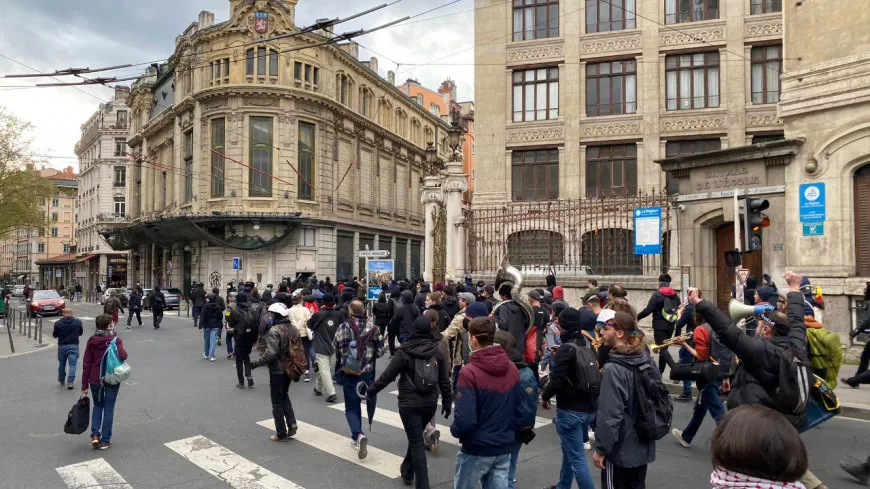 Réforme des retraites : après la décision du Conseil constitutionnel, une manifestation dans les rues de Lyon