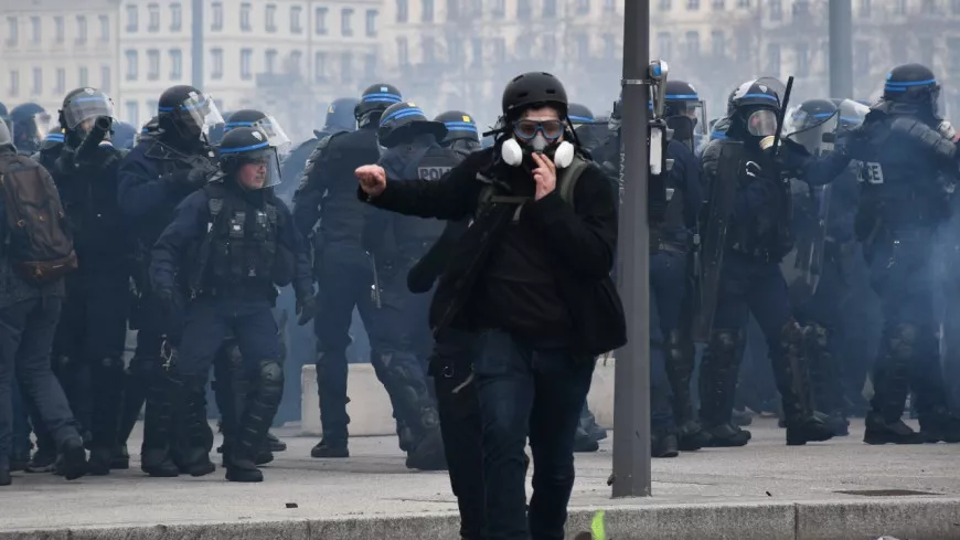 Lyon : un appel au rassemblement devant l’Hôtel de Ville pendant l’allocution d’Emmanuel Macron
