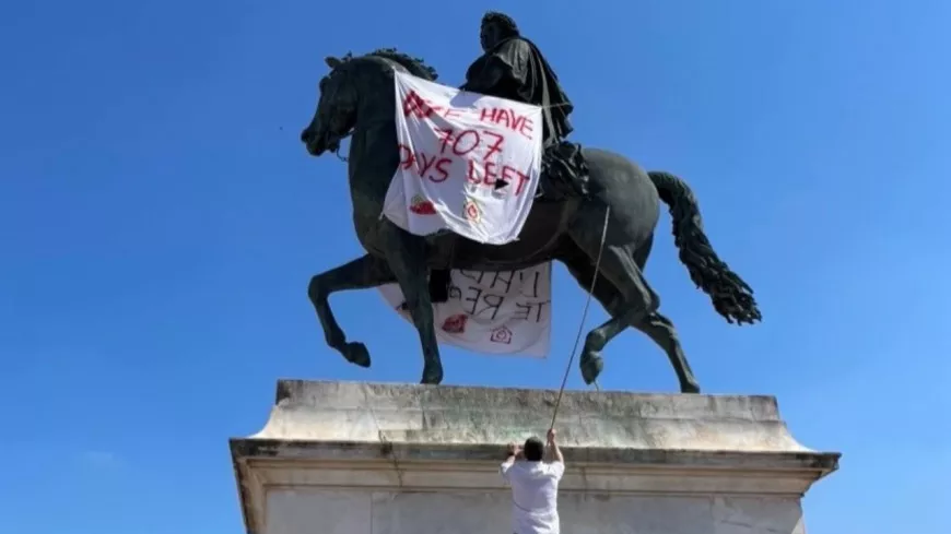 Lyon : le premier adjoint au maire du 2ème enlève une banderole de Dernière Rénovation de la statue de Louis XIV