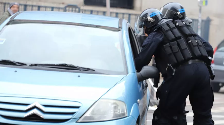 Lyon : un mineur jugé pour conduite sans permis et détention de stupéfiants