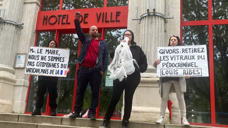Près de Lyon : les victimes du père Ribes manifestent pour le retrait des vitraux
