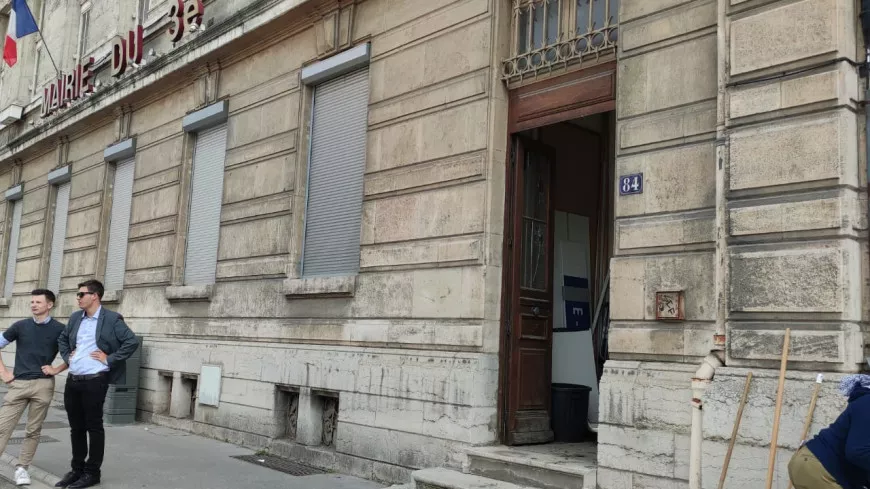 Mairie du 3e arrondissement de Lyon attaquée : "C’est le service public du quotidien qui est attaqué" selon Mohamed Chihi