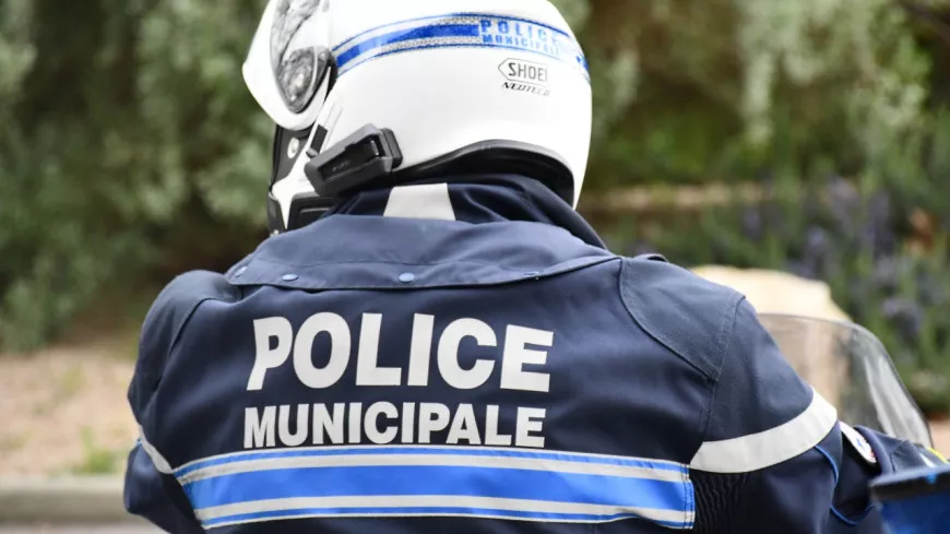Lyon : un homme arrêté à contre-sens en scooter sur un trottoir