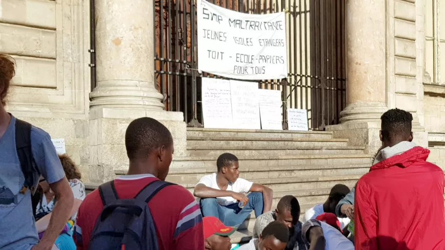 Un collectif pro-migrants manifeste pour l’accueil des “mineurs isolés” par la Métropole de Lyon