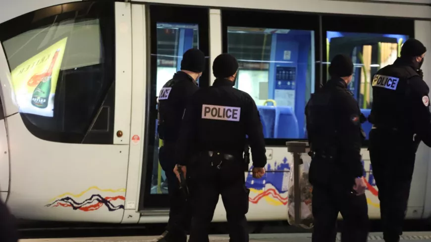 Près de Lyon : un jet de projectile brise une vitre du tramway, une passagère blessée aux yeux