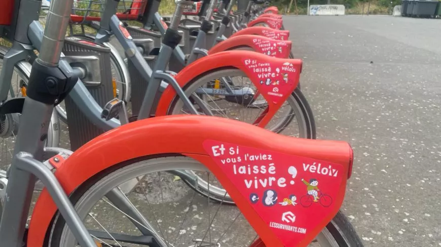 Lyon : les anti-avortement dégradent de nombreux Vélo'v avec des autocollants