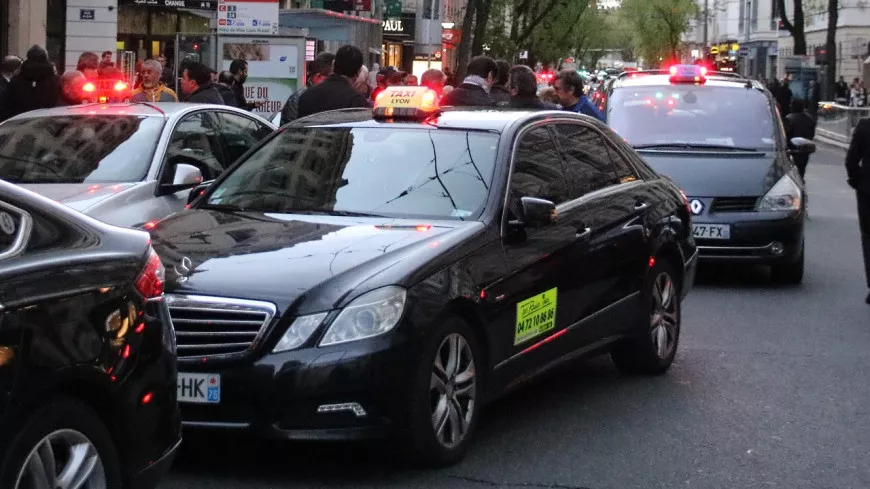 Lyon : La Métropole réagit à la distribution de tracts “mensongers” par des taxis