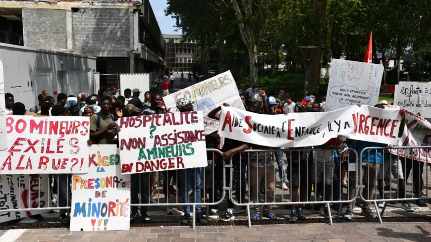 Un collectif d’aide défendant les mineurs isolés manifeste devant la Métropole de Lyon