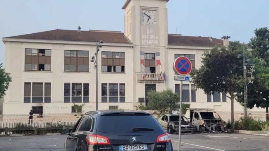 Emeutes après la mort de Nahel : au moins 15 policiers blessés autour de Lyon, la mairie de Décines incendiée