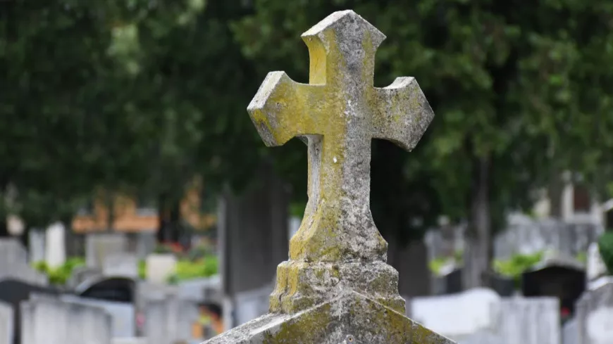 Près de Lyon : des chaînes en bronze volées et la tombe d'une victime du Bataclan saccagée
