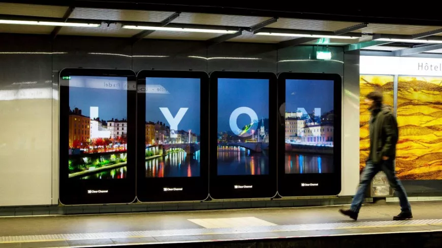 Lyon : les écologistes vont retirer les écrans publicitaires numériques dans le métro