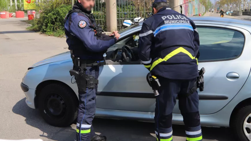 Lyon : la main du policier reste coincée dans l'habitacle, le chauffard le traîne sur quelques mètres