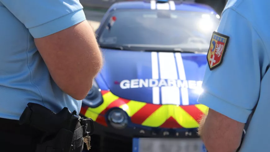 Près de Lyon : de nombreuses infractions relevées lors d'un contrôle de gendarmerie, un motard prend la fuite
