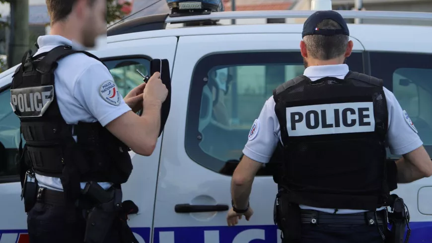 Près de Lyon : interpellé après avoir diffusé la photo d’un policier et de sa compagne