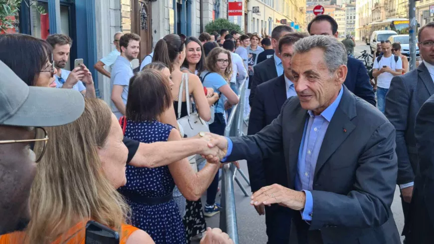 Lyon : bain de foule pour Nicolas Sarkozy avant sa séance de dédicace