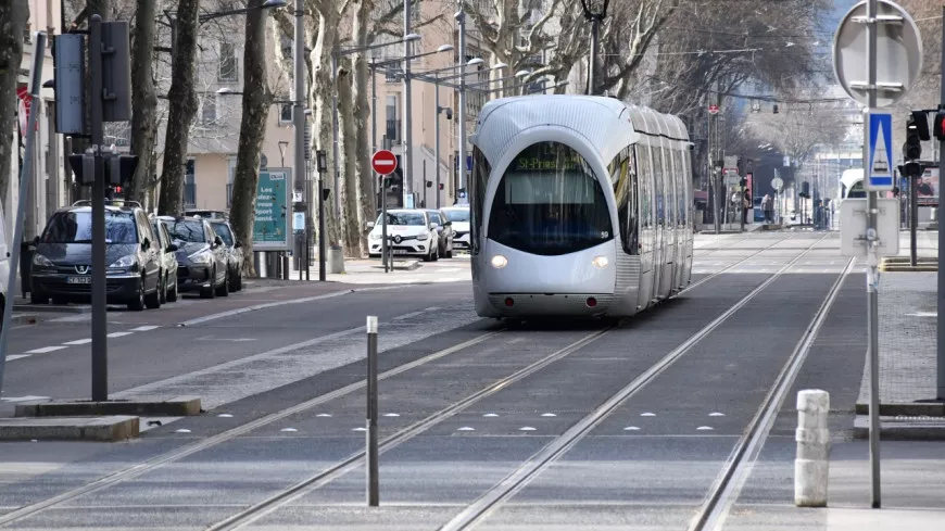 Lyon : accident de trottinette, un jeune homme en urgence absolue après avoir percuté un tramway 